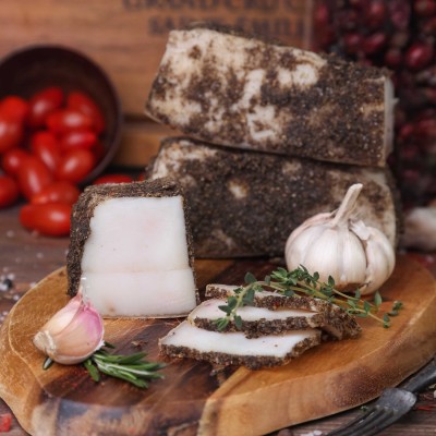 Сало с черным перцем и чесноком